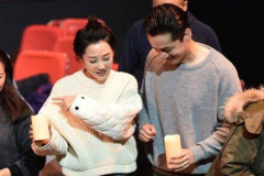 胡歌跪地签名 鼓励癌症患者 暖心获 胡歌跪地签名 鼓励癌症患者 暖心获